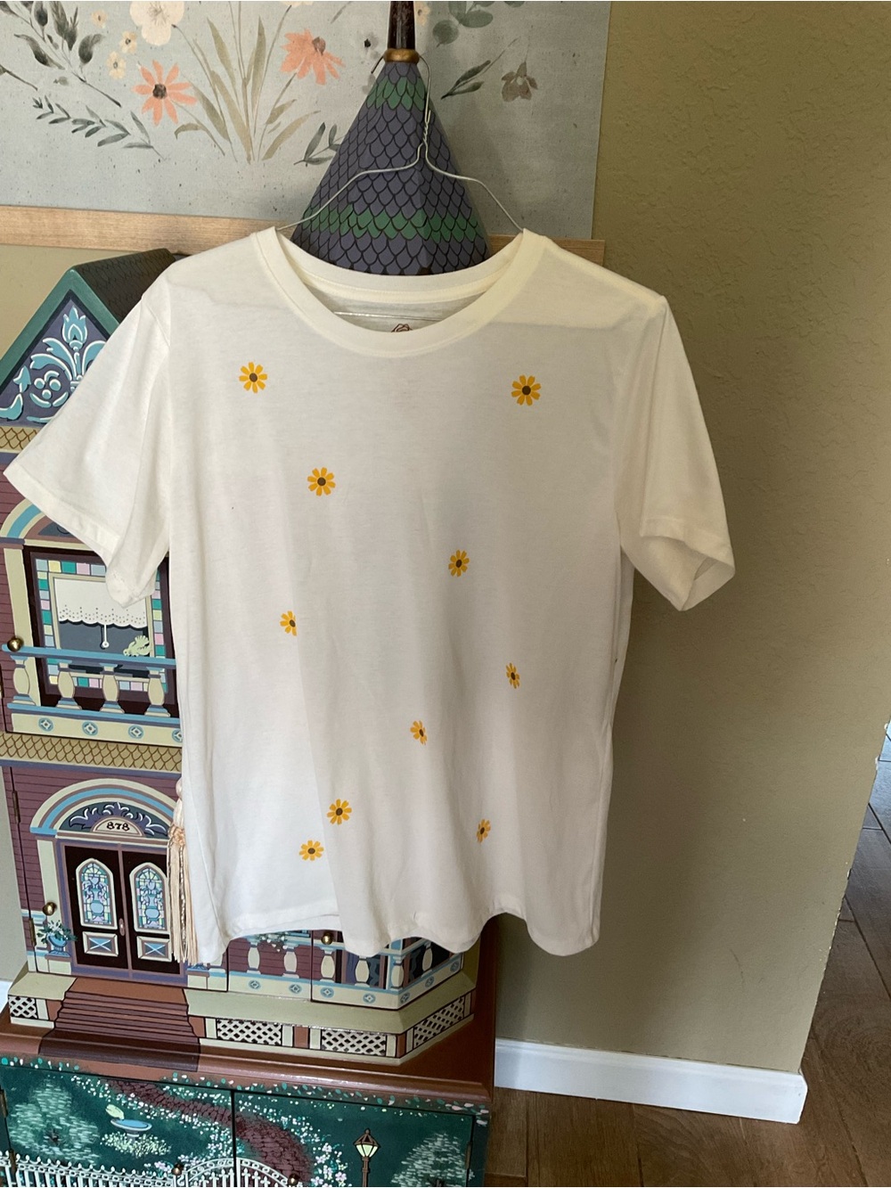 Women’s White Daisy Print Short Sleeve Tee